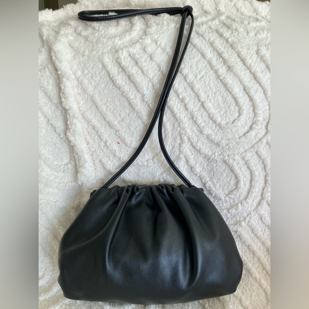 🖤SOLD🖤-Black Leather-like hinge entry crossbody shoulder bag
